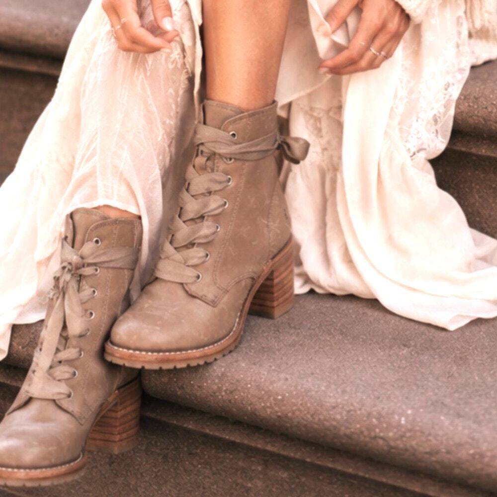 Frye Sabrina Tan Leather Lace Up Ankle Boot Size 7.5